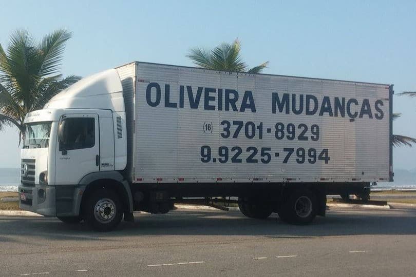 Caminhão baú Oliveira Mudanças