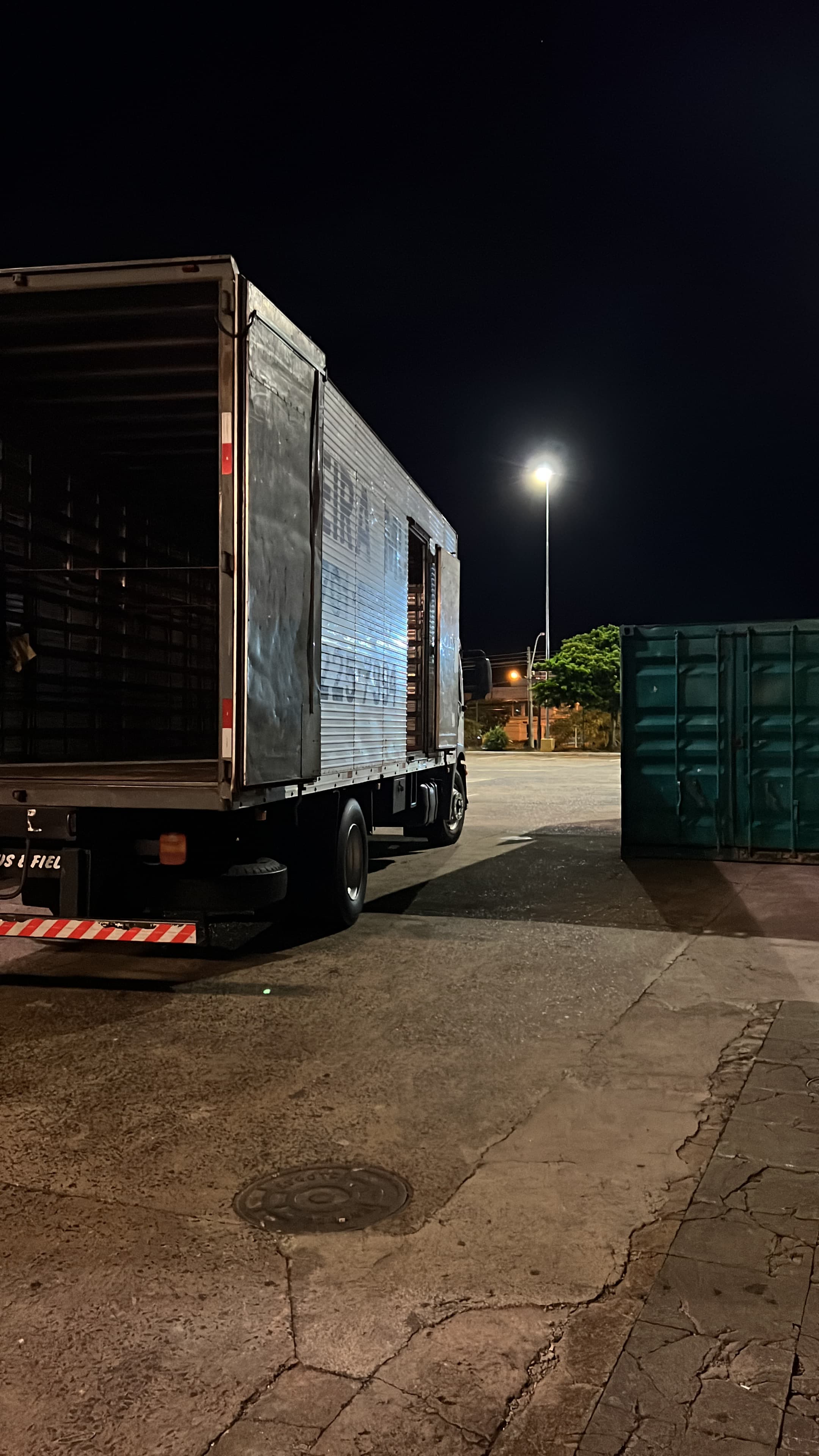 Caminhão e frota Oliveira Mudanças em operação