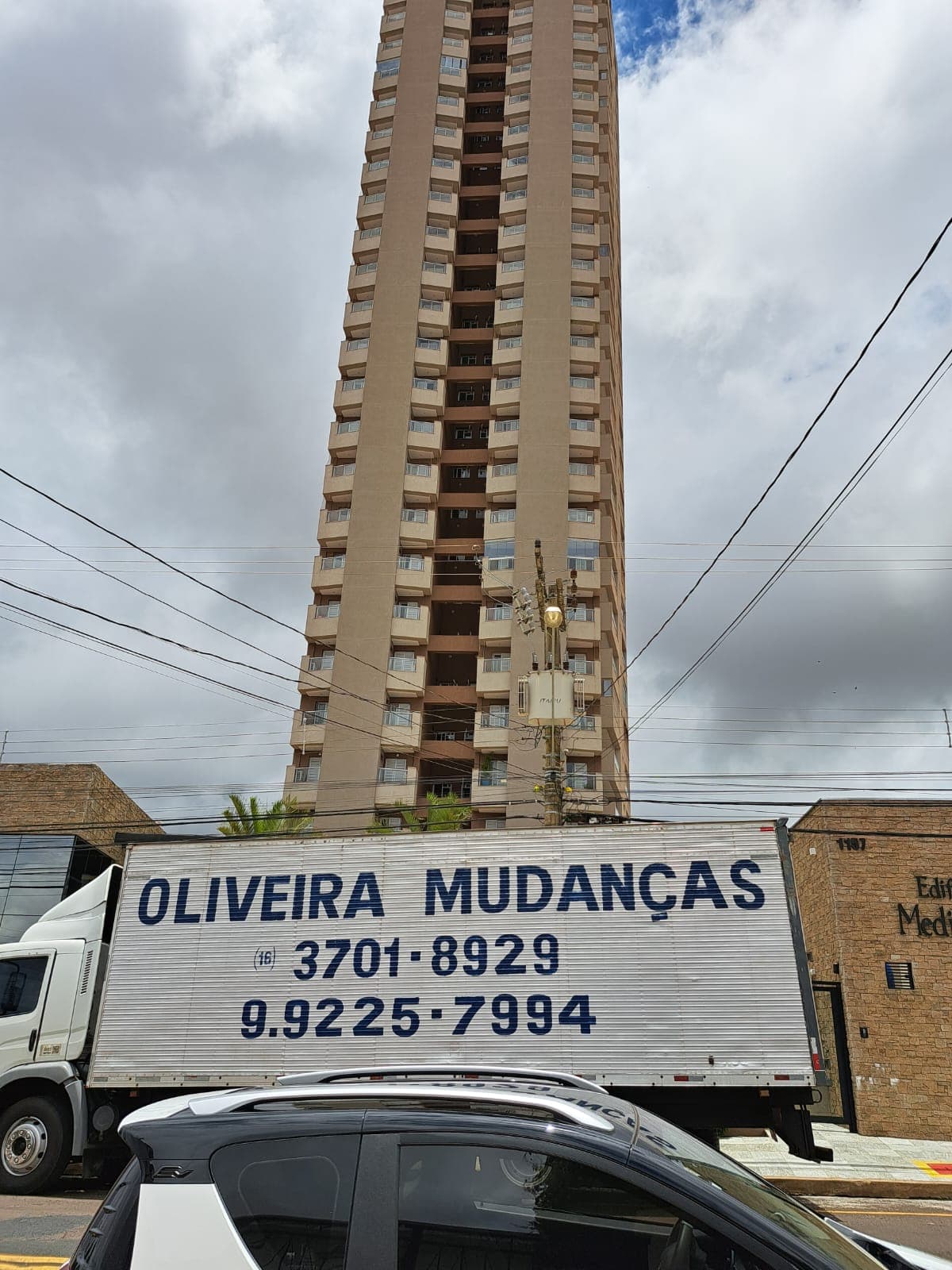 Caminhão e frota Oliveira Mudanças em operação