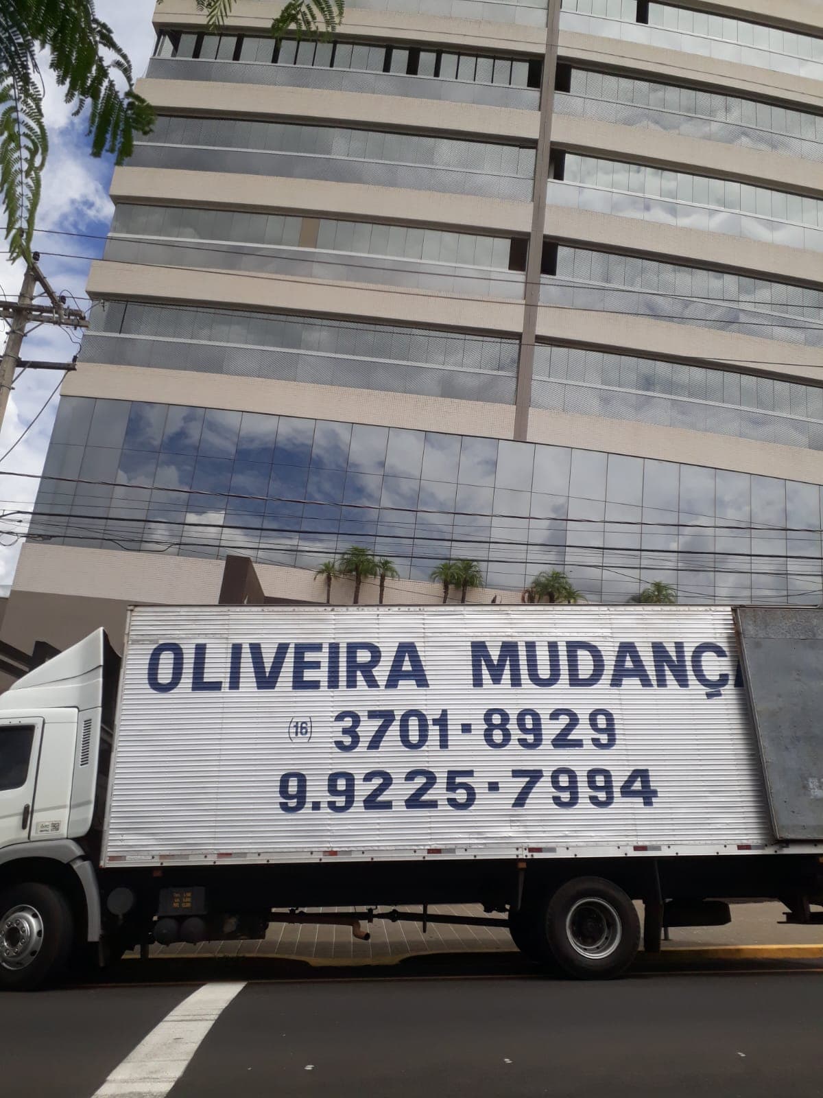 Caminhão e frota Oliveira Mudanças em operação