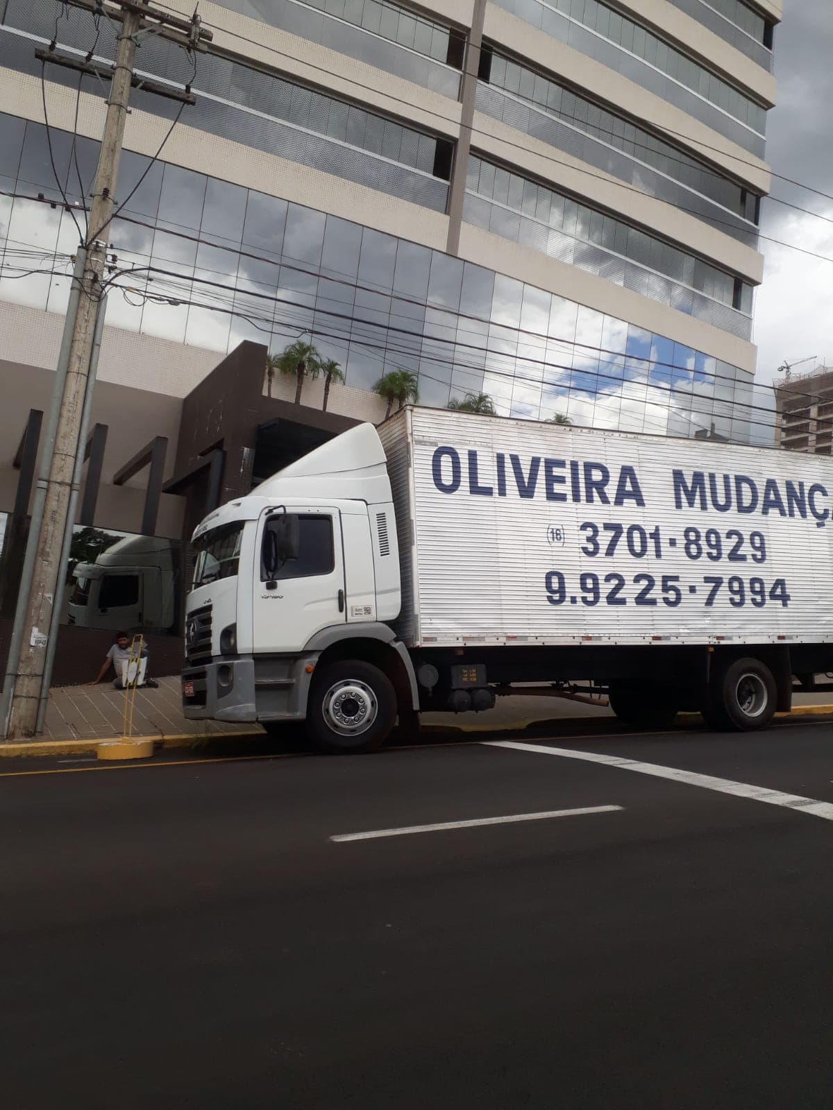 Caminhão e frota Oliveira Mudanças em operação