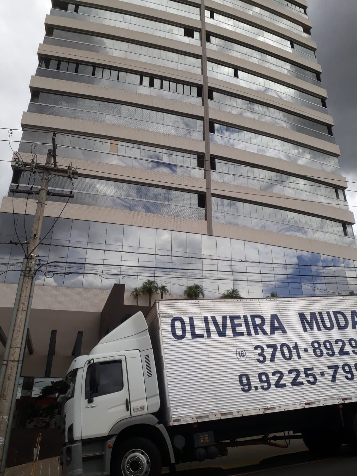 Caminhão e frota Oliveira Mudanças em operação