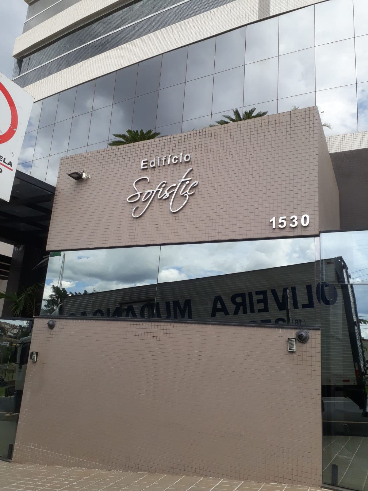 Caminhão e frota Oliveira Mudanças em operação
